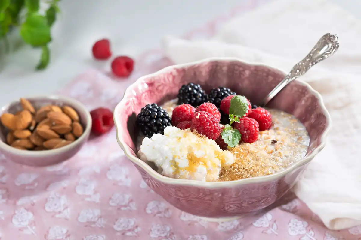 Grøt med cottage cheese og bær