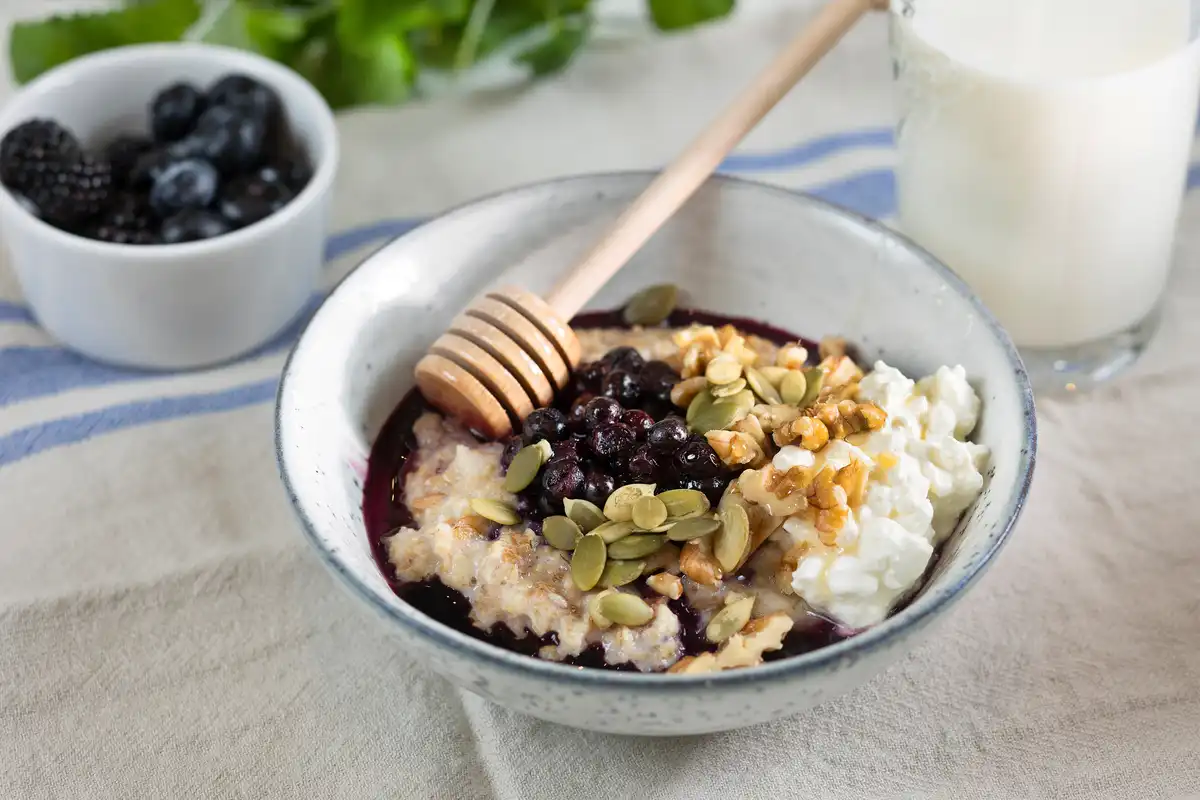 Grøt med cottage cheese og varme bær