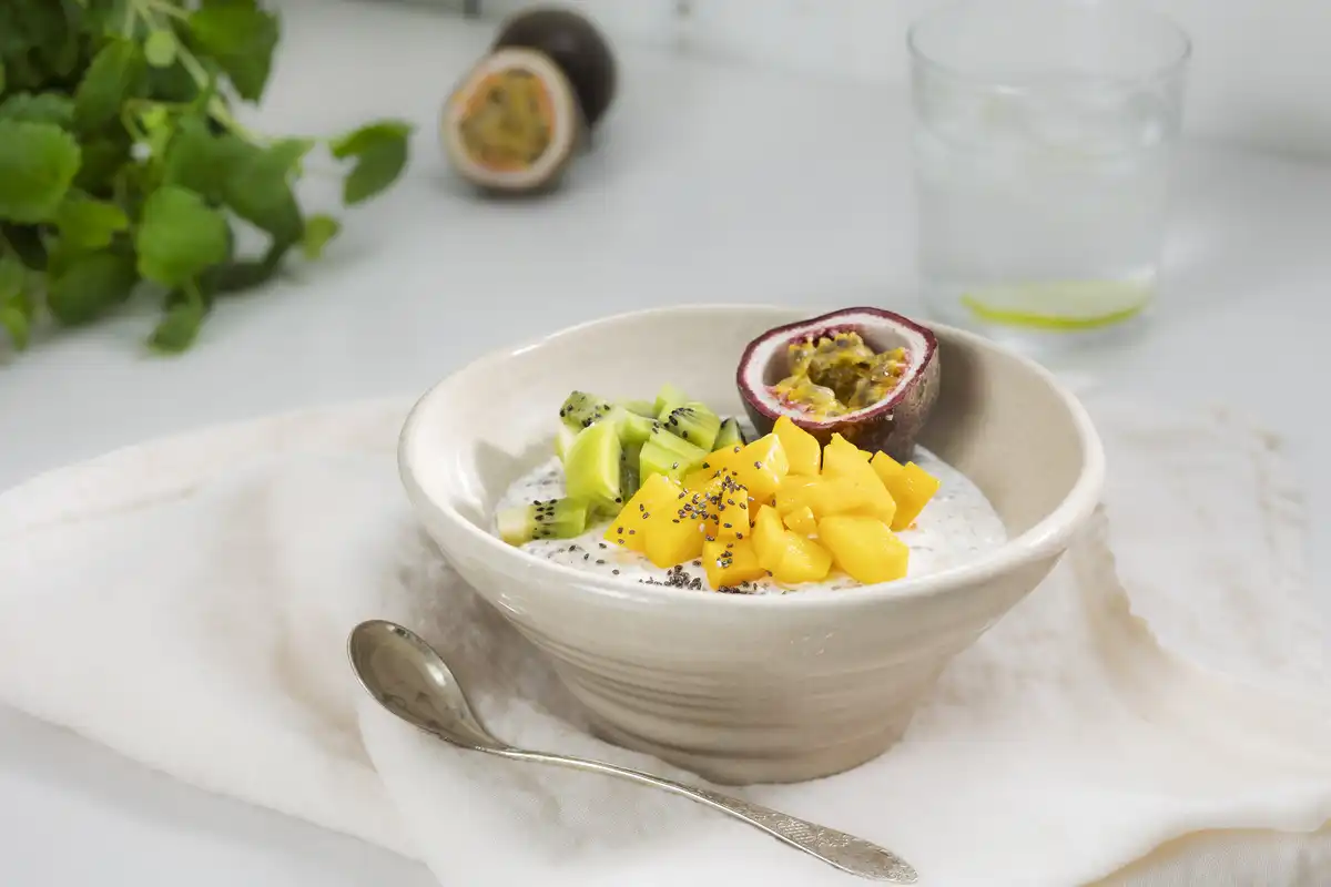 Kjøleskapsgrøt med chia og tropiske frukter