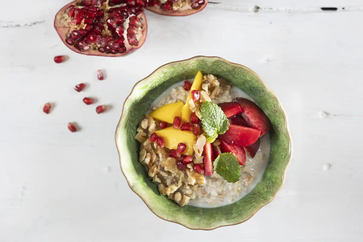 Grøt med plomme, mango og granateple