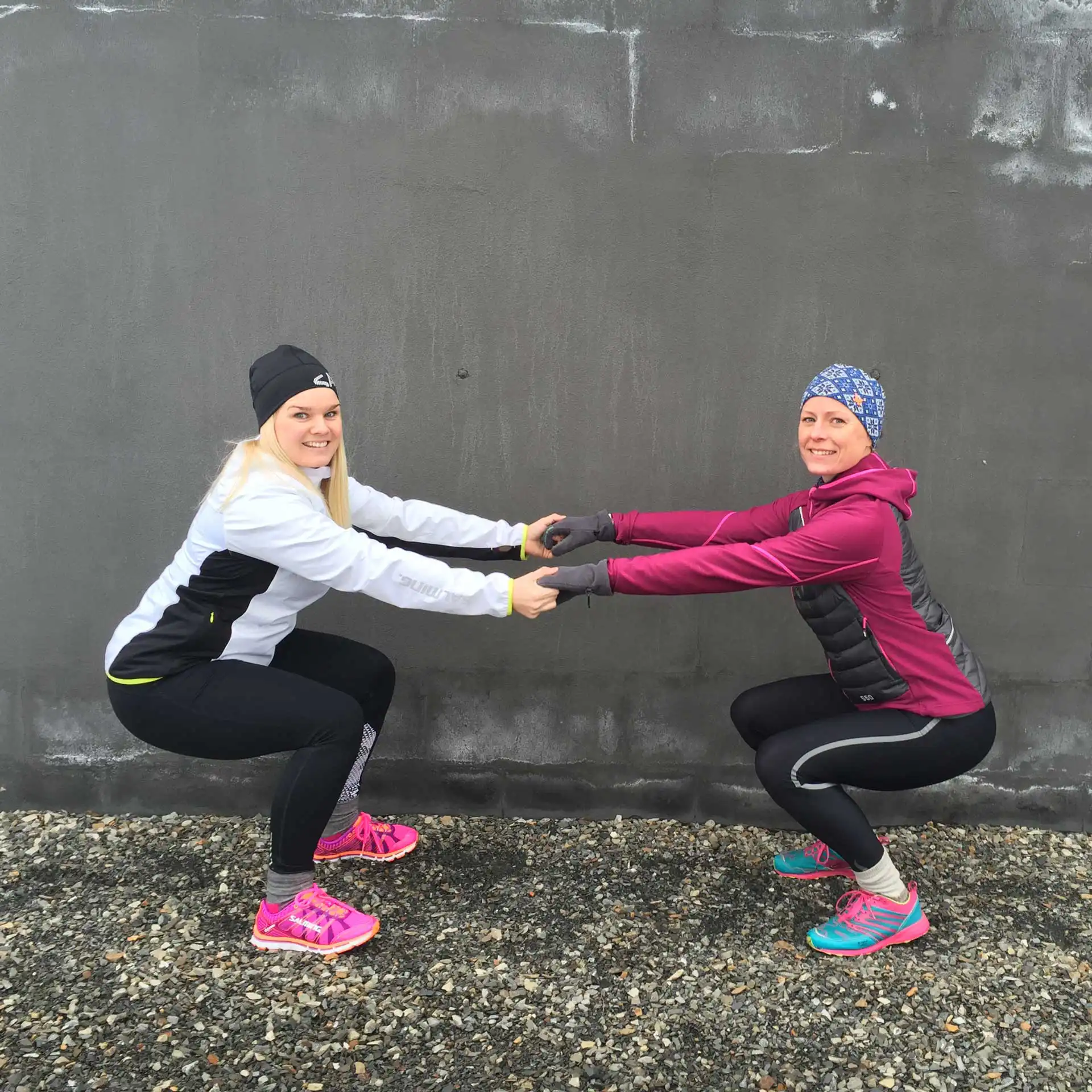 Som medlem av Sunn&Sprek har du tilgang til treningsvideoer slik at du kan trene hjemme, på hytta, eller hvor du vil sammen med en av våre instruktører. Velg mellom styrketrening, yoga, eller pilates. Vi har også laget et stort utvalg utetreningsøkter der vi viser deg hvordan du kan trene både styrke og kondisjon utendørs. Treningen er effektiv, morsom og variert.